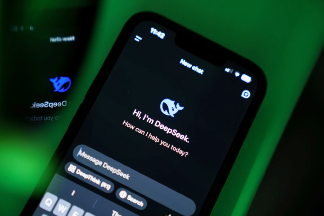 DeepSeek R1发布一年了,不卷功能、不融资、不着急,凭什么「硬控」硅谷