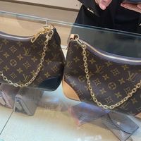 Hobo包 vs 牛角包？68位通勤党真实体验告诉你答案