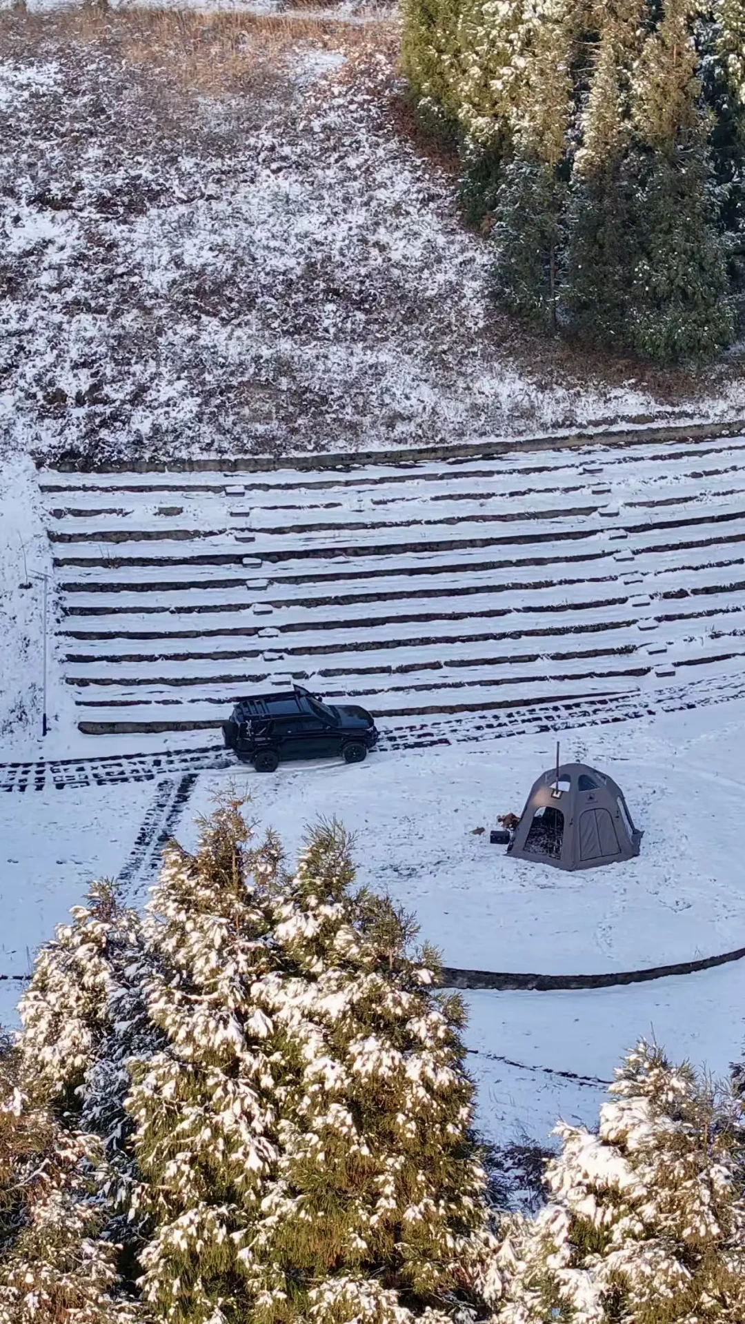 看看你手机里的雪地露营照片。