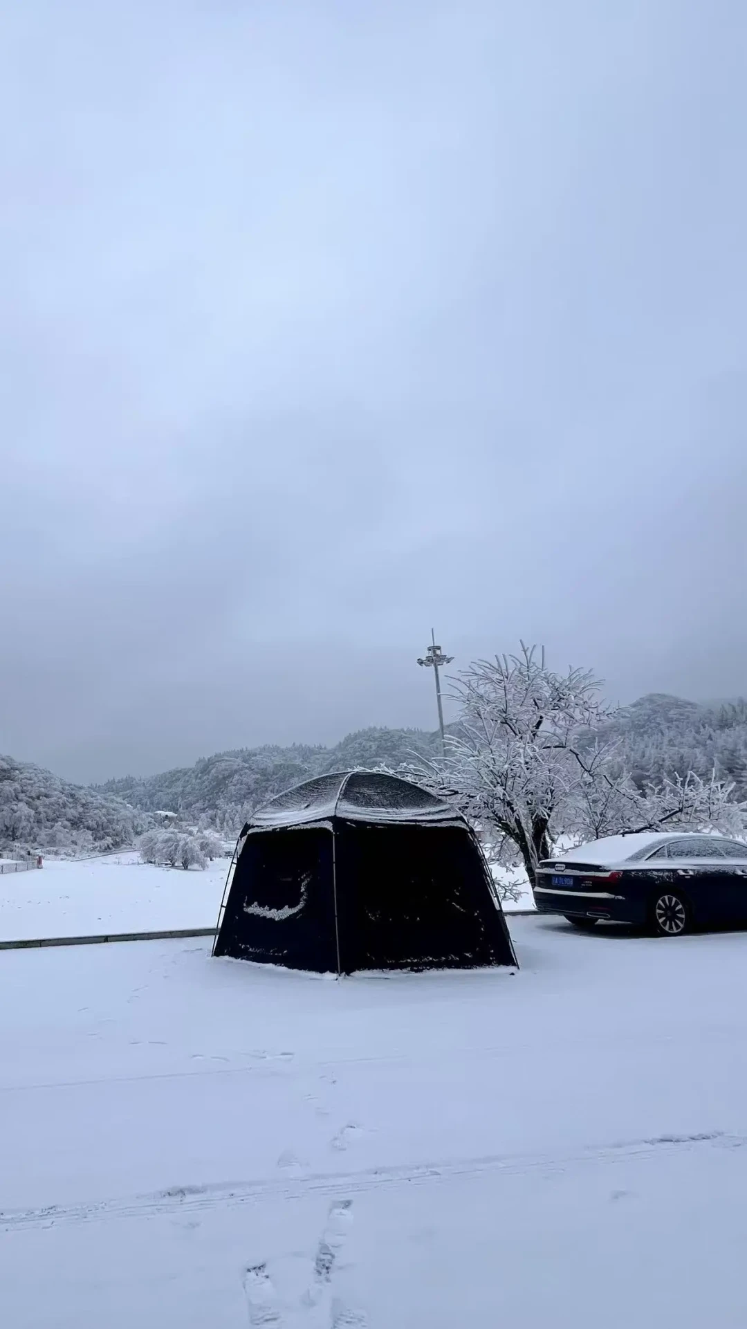 看看你手机里的雪地露营照片。