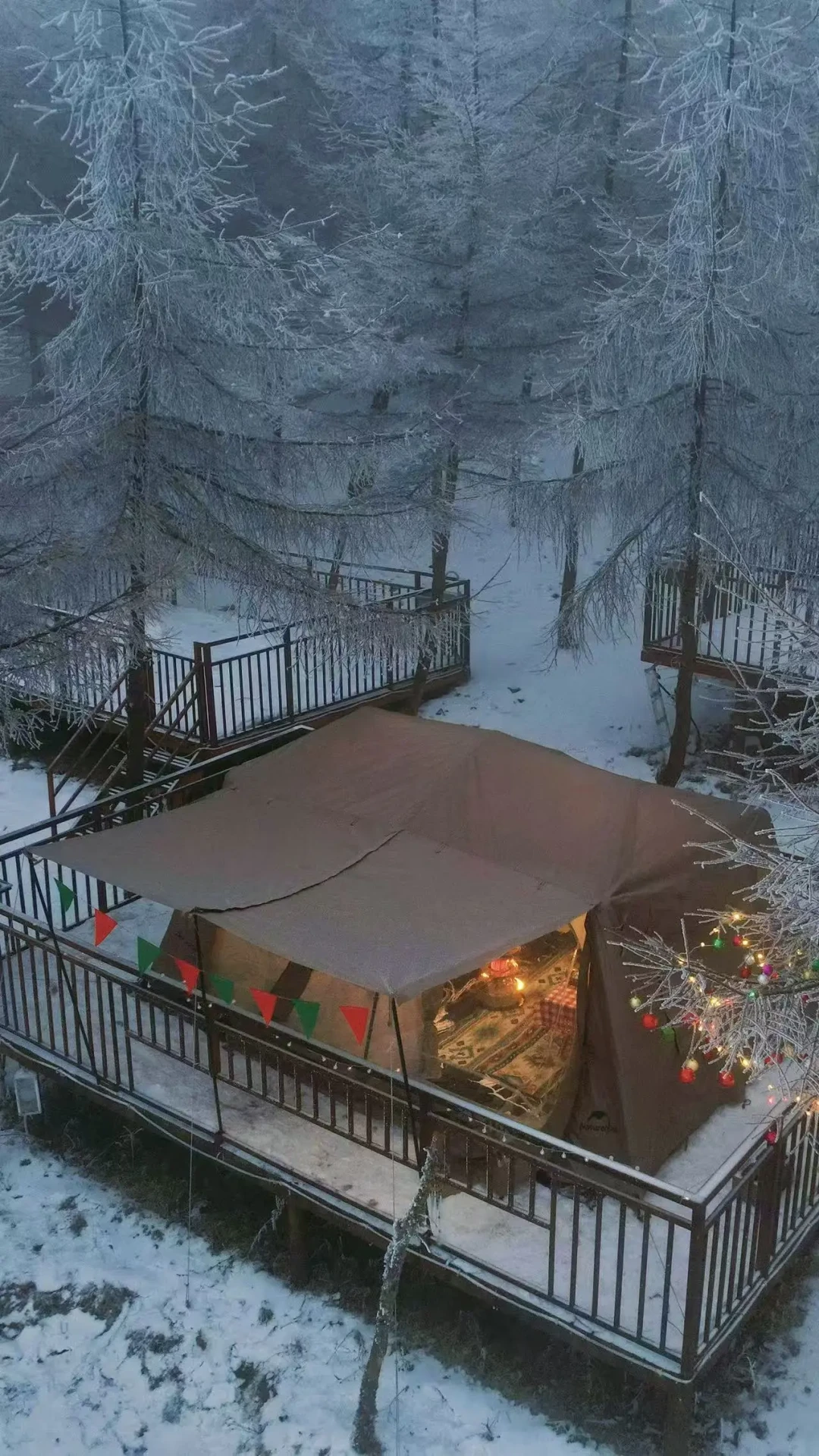 看看你手机里的雪地露营照片。