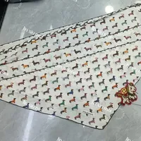 法式复古风：腊肠狗丝巾的多种用法