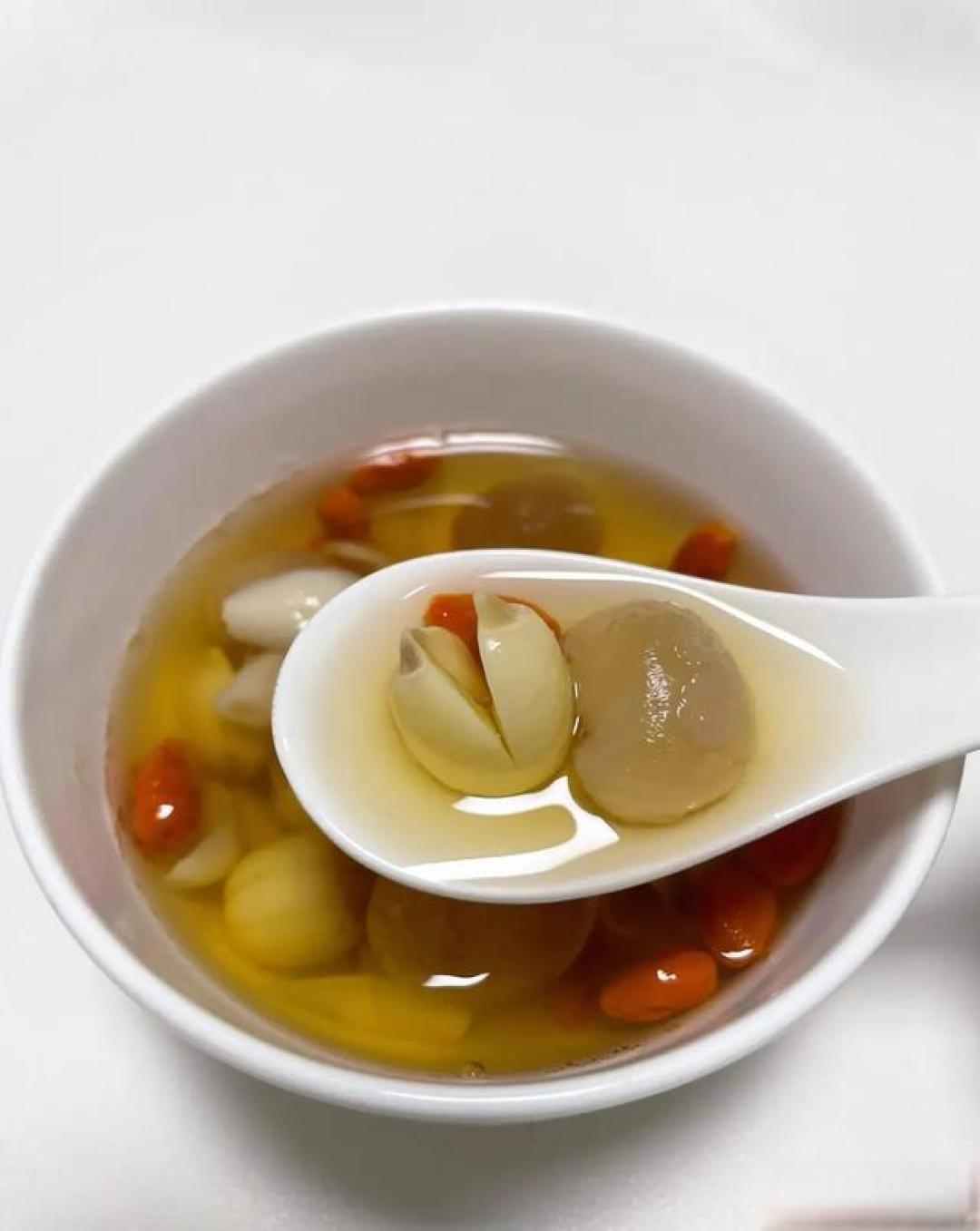 莲子配一物,安神养心。每周喝3次,安神助眠睡得香,一觉到天亮