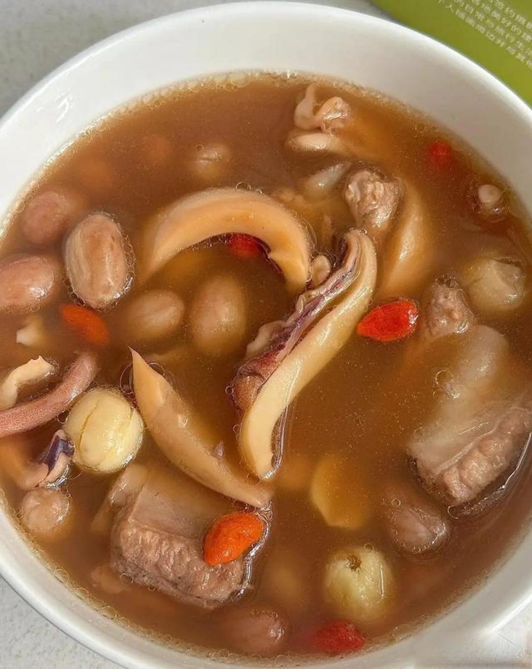 莲子配一物,安神养心。每周喝3次,安神助眠睡得香,一觉到天亮