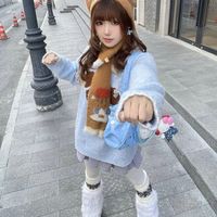 浅蓝毛绒毛衣+棕色猫耳帽：冬日“软糯甜酷”一套就够了