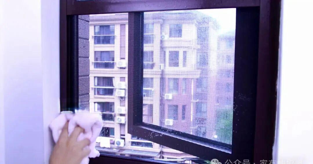 原来清理纱窗这么简单!不用拆不用卸,污渍哗哗掉下来,瞬间干净