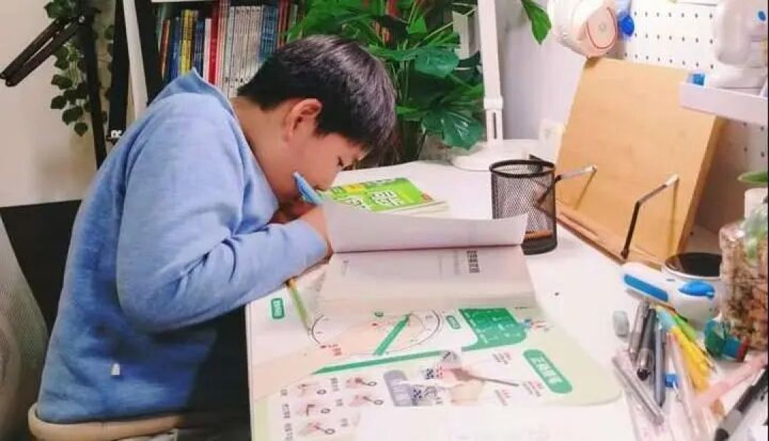 选对不花冤枉钱,护眼台灯2025推荐:书客/柏曼/明基/霍尼韦尔/飞利浦/琪朗/雷士哪个台灯护眼好?附家长问爆的护眼台灯问题解答