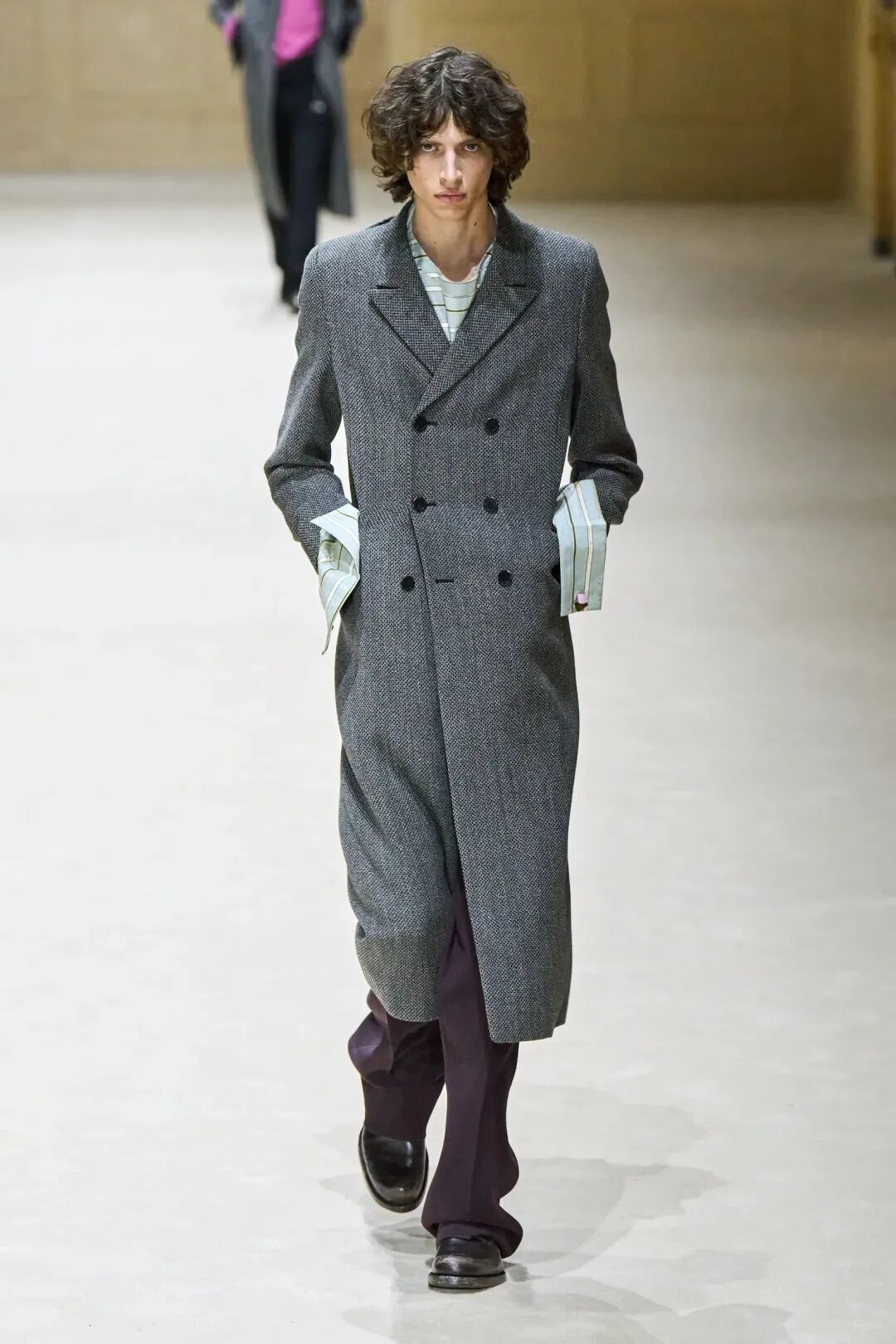 风衣外罩小斗篷,纤细剪裁,旧污使用感,Prada表层之下的时光印记...|Prada 2026秋冬男装