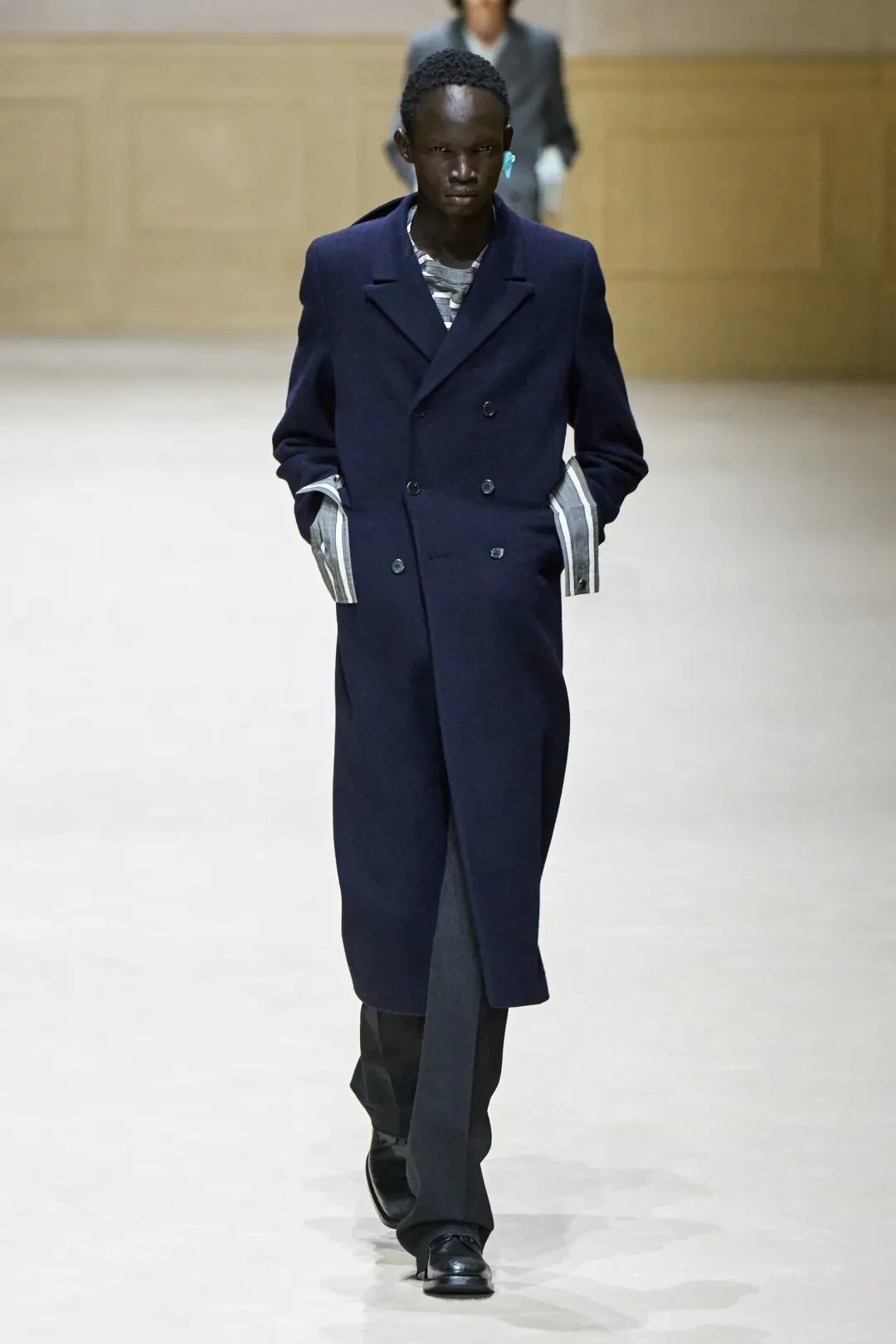 风衣外罩小斗篷,纤细剪裁,旧污使用感,Prada表层之下的时光印记...|Prada 2026秋冬男装