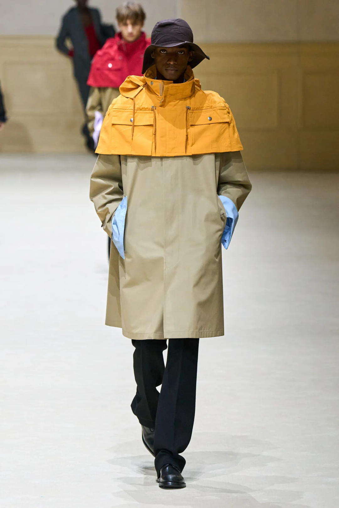 风衣外罩小斗篷,纤细剪裁,旧污使用感,Prada表层之下的时光印记...|Prada 2026秋冬男装