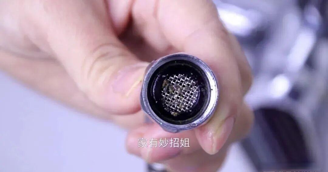 淋浴喷头出水少出水不均匀，教你一招，轻松解决烦恼，快学学
