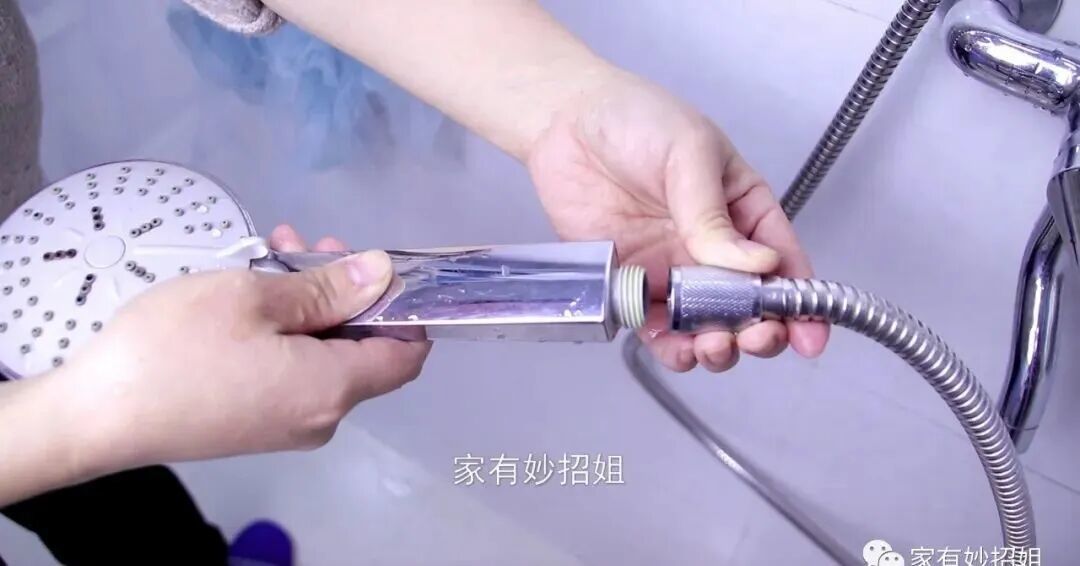 淋浴喷头出水少出水不均匀，教你一招，轻松解决烦恼，快学学