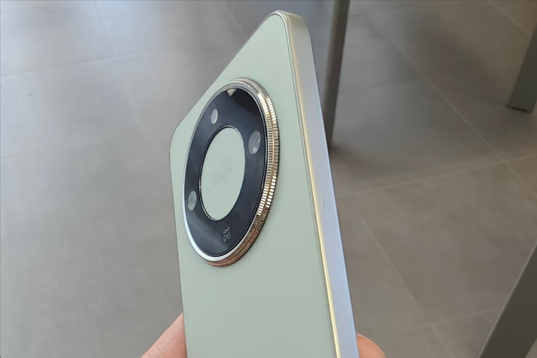 荣耀旗下的“千元机皇”!十面抗摔+超窄直屏+8300mAh+满级防水,仅售1113元