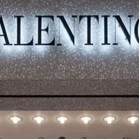 华伦天奴传奇落幕！240+用户热议：不朽的Valentino红，谁将接棒？