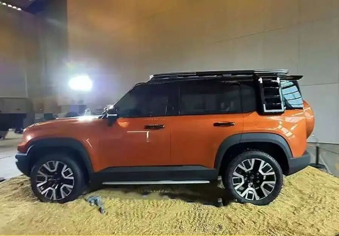 吉利全新SUV现身,命名“银河战舰”,方盒子造型,非承载式车体