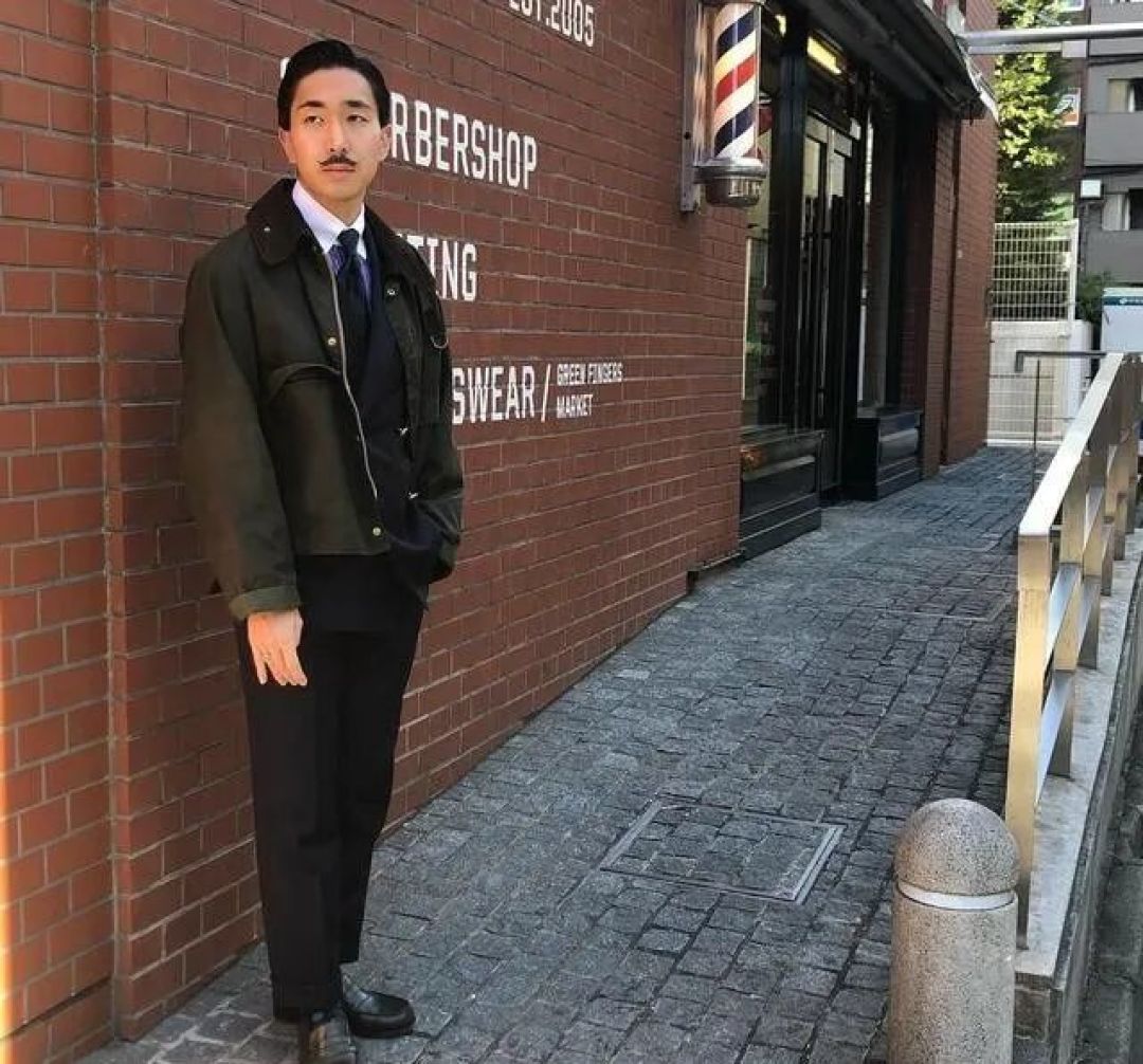 这才是四五十岁男人该有的打扮：Barbour外套+直筒裤，有钱又有型