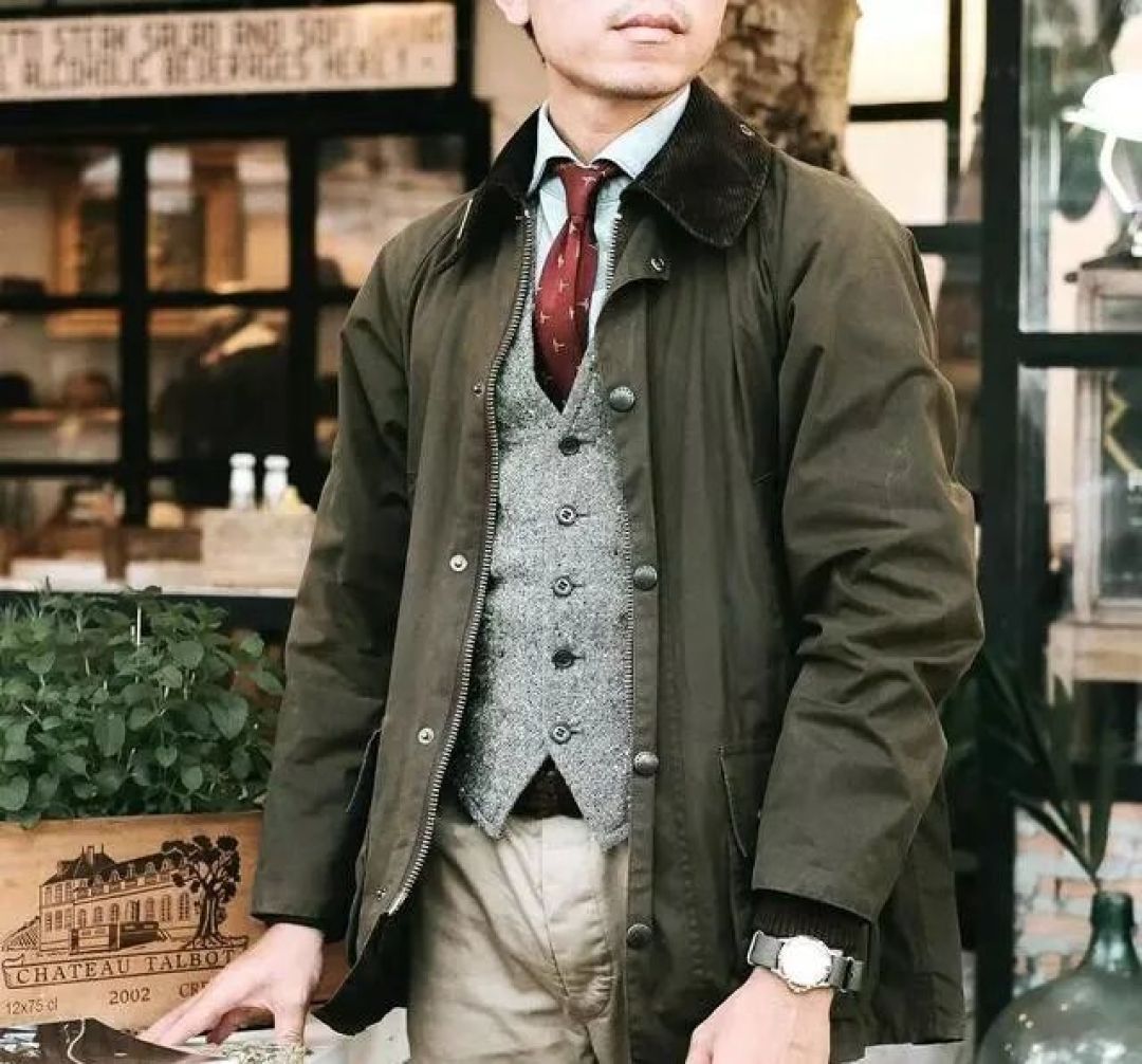 这才是四五十岁男人该有的打扮：Barbour外套+直筒裤，有钱又有型