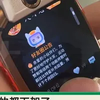 民生调查：小学生沉迷玩电话手表，家长：本来买手表是方便跟孩子联系，现在都后悔了，功能太多了，一玩就没完没了。如何守护纯真童年？多所小学禁止电话手表入课堂
