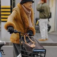 “上海奶奶”出门真讲究！不是戴帽、就是裹围巾，气质优雅又保暖