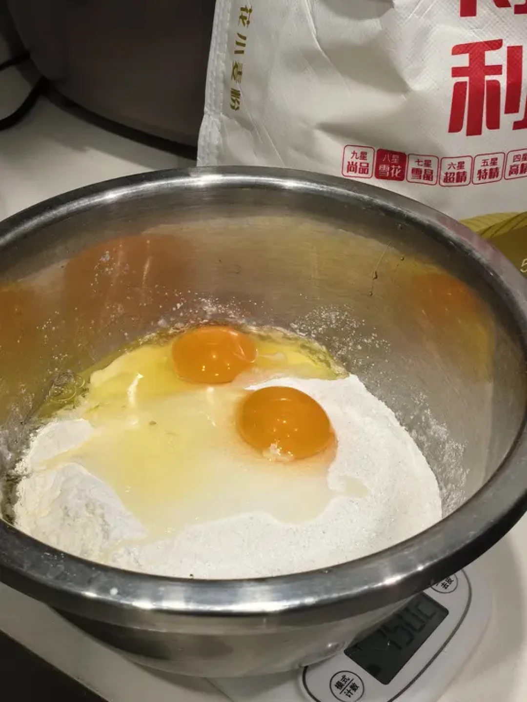 用普通面粉做一大盘不含泡打粉的脆脆华夫饼
