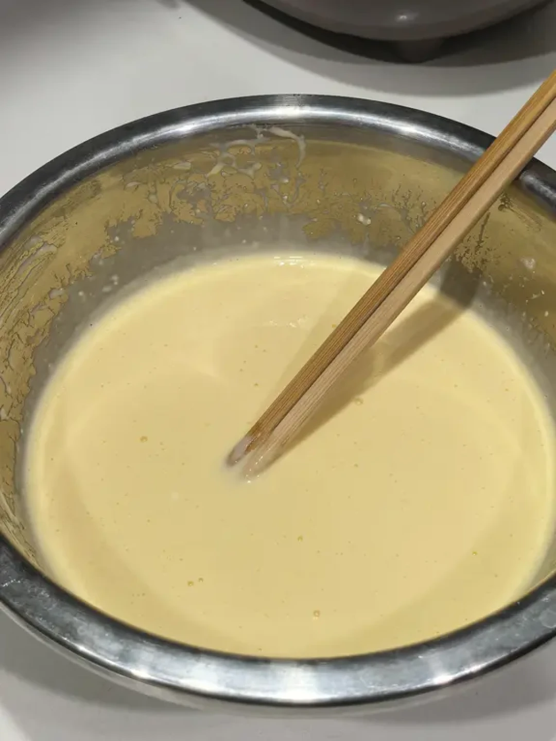 用普通面粉做一大盘不含泡打粉的脆脆华夫饼