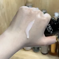 女人，同时买了三瓶抗老精华…