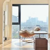 小空间的明亮哲学：与光线相处的奶油风法则