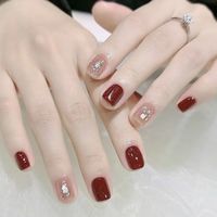 中年女性过年美甲：拒绝俗气！3类款式显白又高级，做家务也不碍事