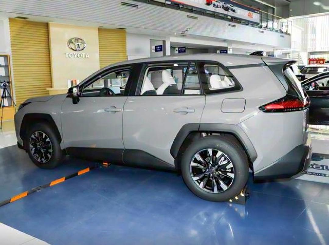 降价增配却销量腰斩,第六代RAV4荣放为何“叫好不叫座”?