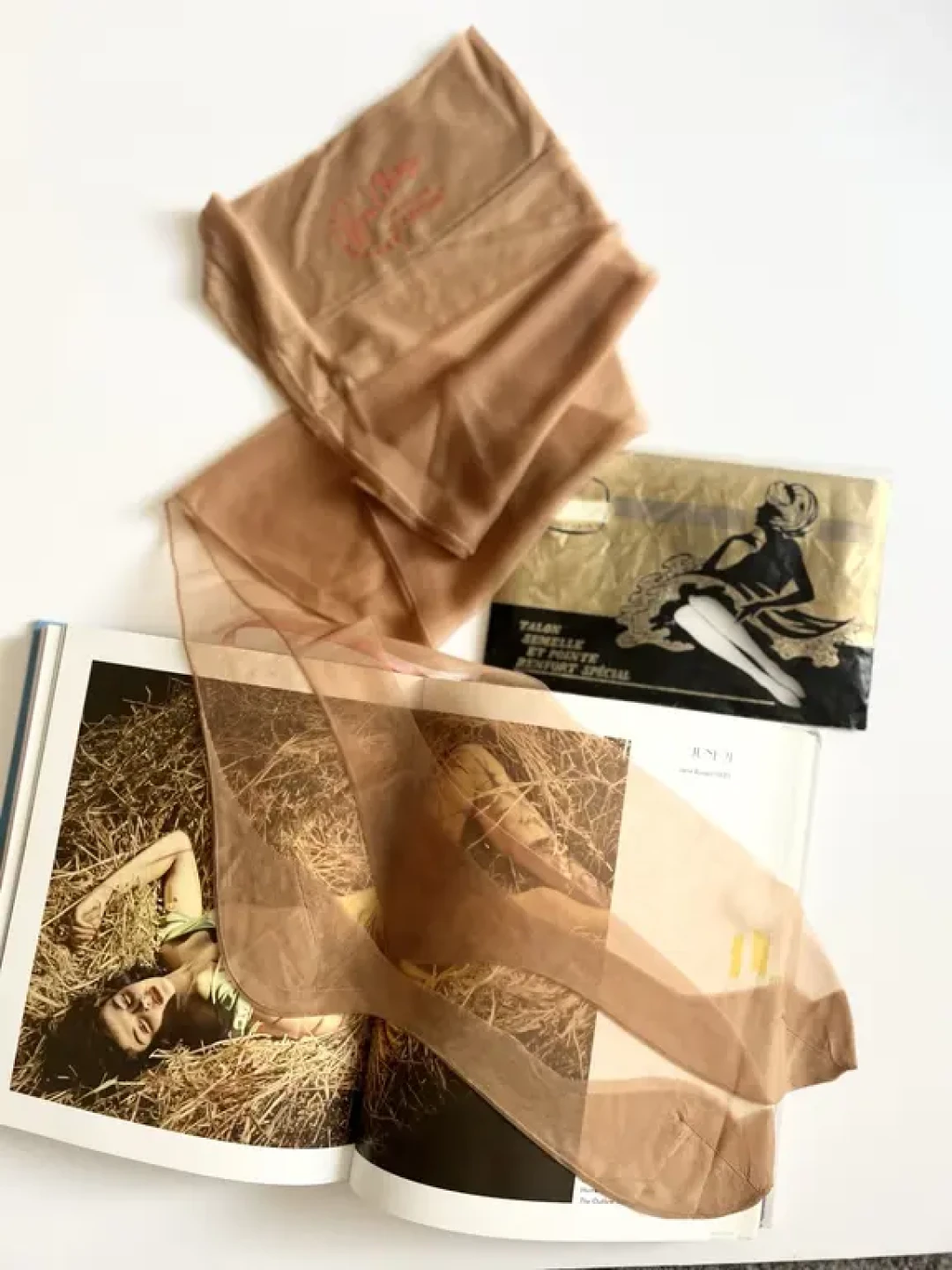 有些丝袜，一眼就知道不属于现代