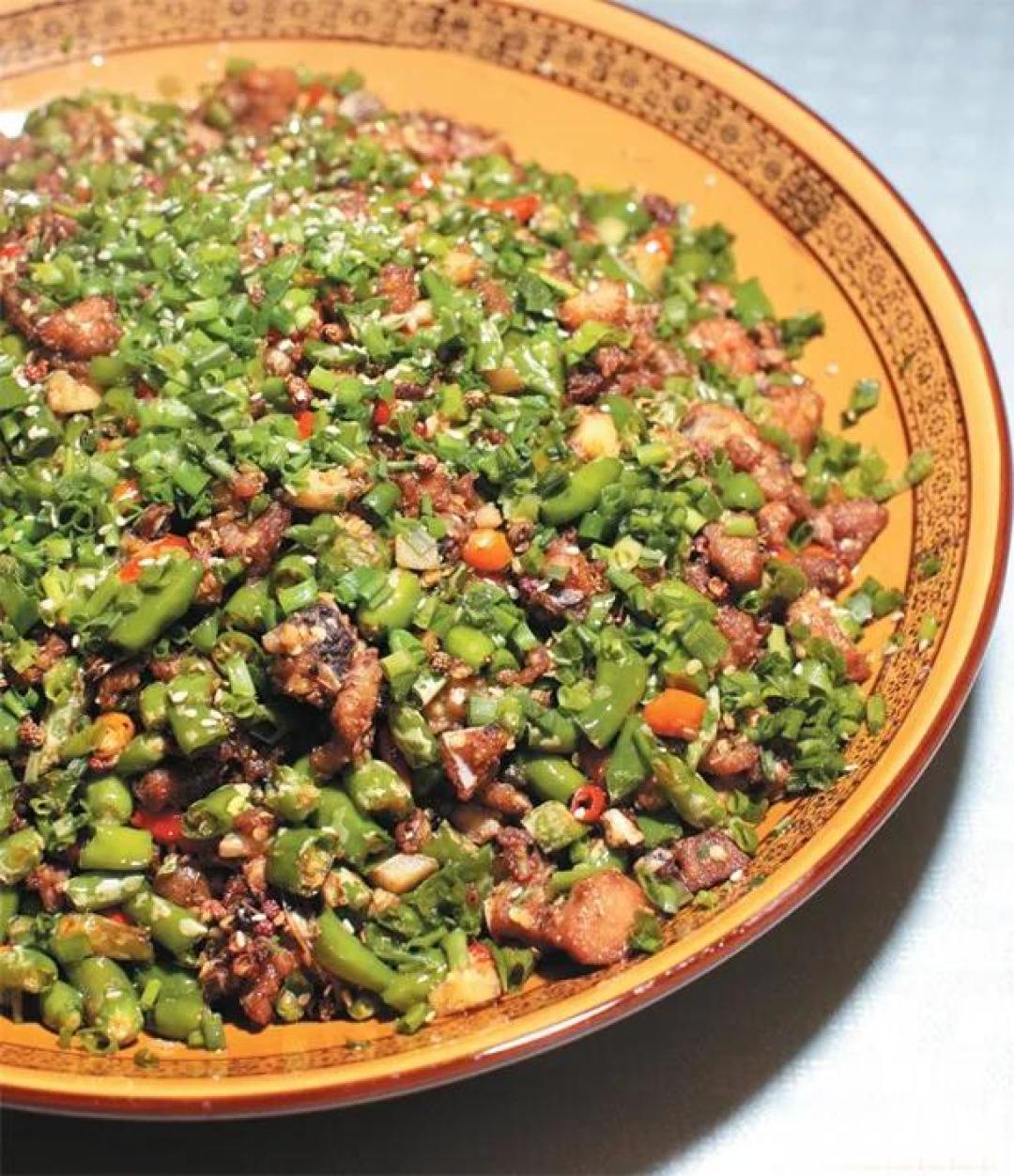 青椒/尖椒辣子鸡,棒棒鸡,香汤肥肠,跳水鱼,糯米鸭,醉鸡,酸辣鸡,鲜锅兔,大蒜烧鲶鱼,连山回锅肉…一组地方特色浓郁的川味旺菜