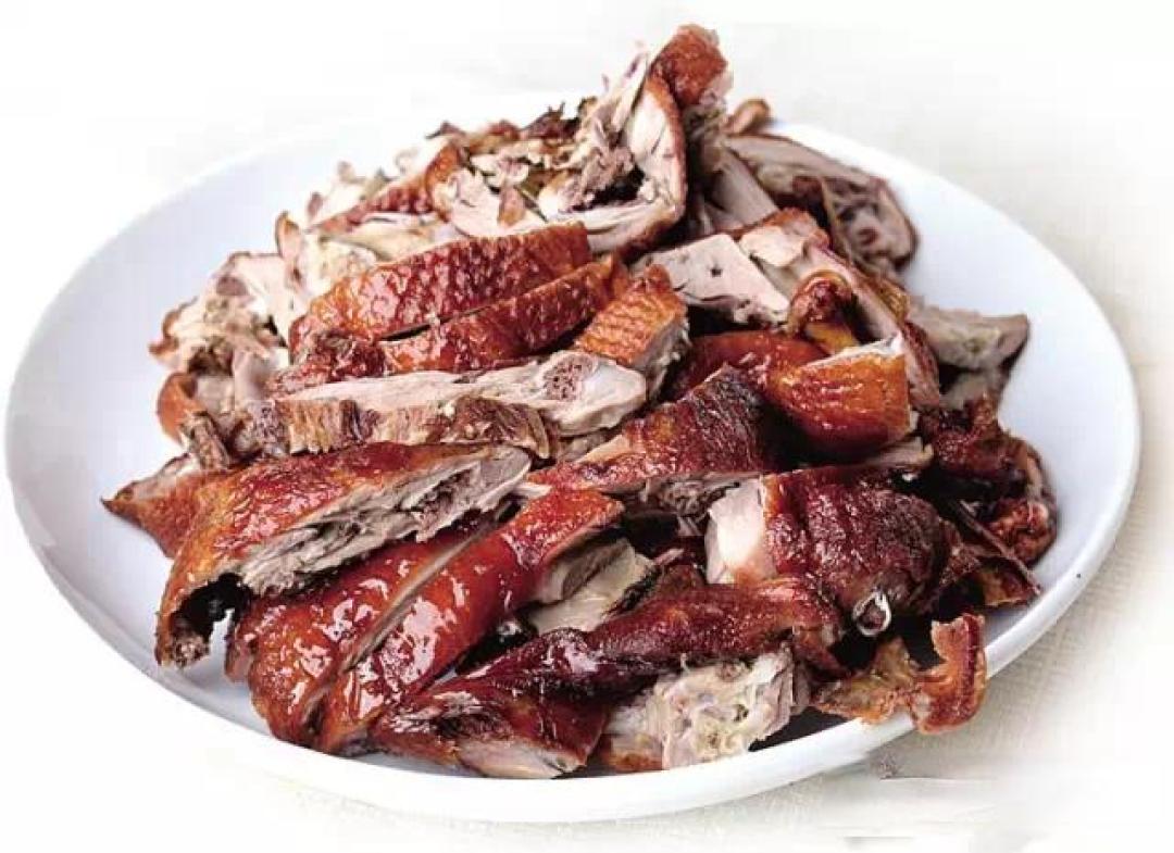 青椒/尖椒辣子鸡,棒棒鸡,香汤肥肠,跳水鱼,糯米鸭,醉鸡,酸辣鸡,鲜锅兔,大蒜烧鲶鱼,连山回锅肉…一组地方特色浓郁的川味旺菜