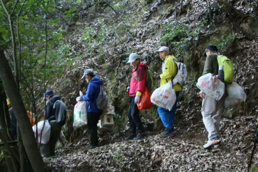 徒步近10公里,只为给桐庐山野“大扫除”! | 暖城桐庐