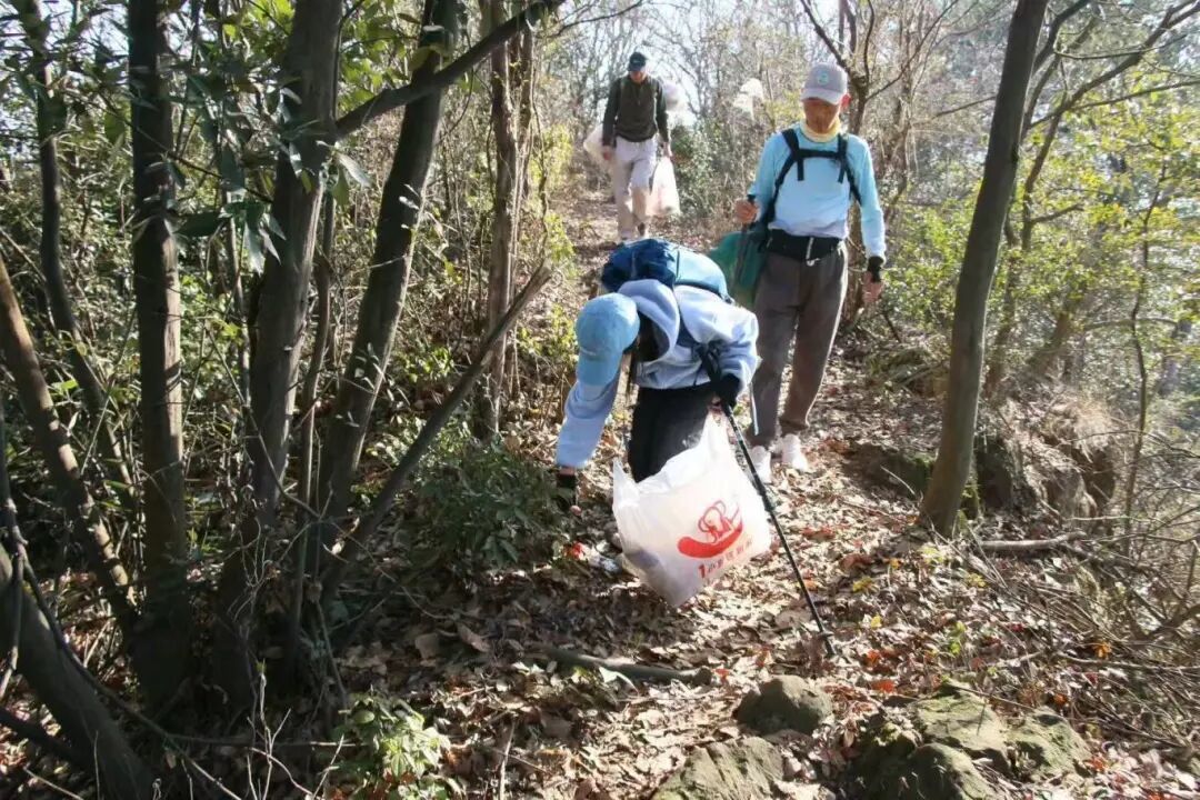 徒步近10公里,只为给桐庐山野“大扫除”! | 暖城桐庐