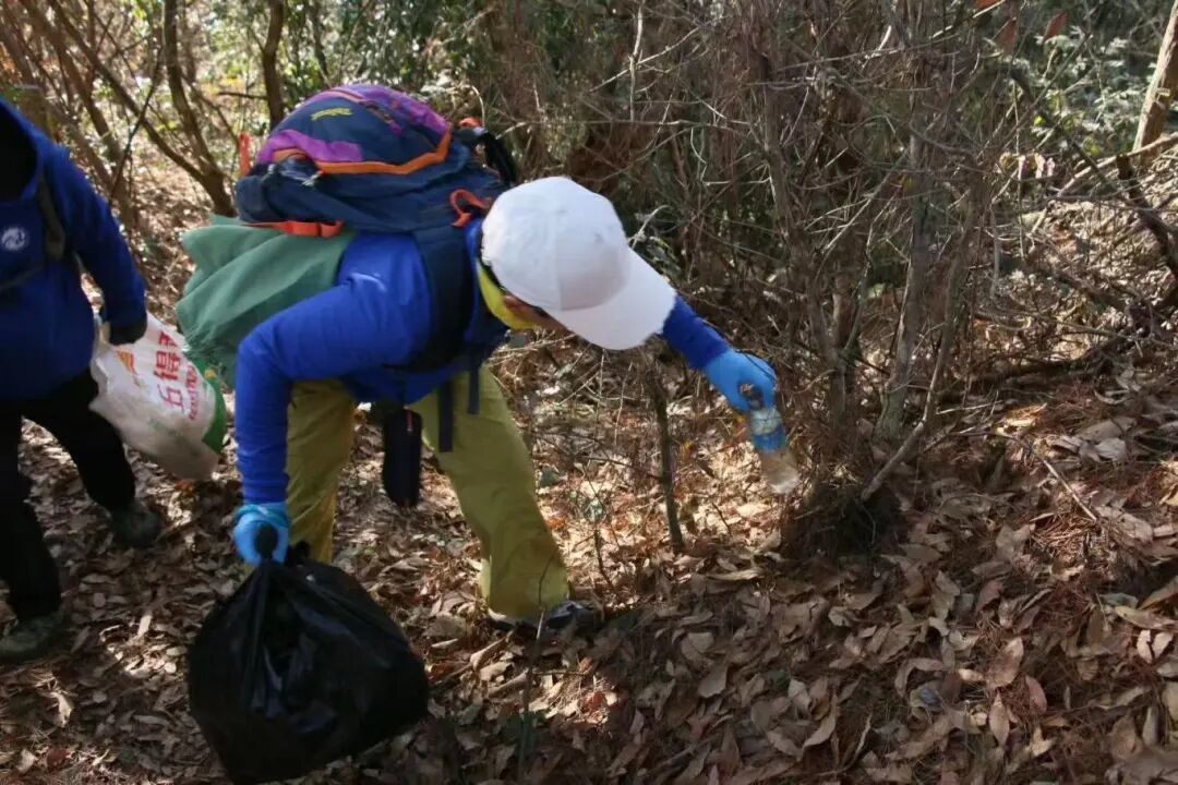 徒步近10公里,只为给桐庐山野“大扫除”! | 暖城桐庐