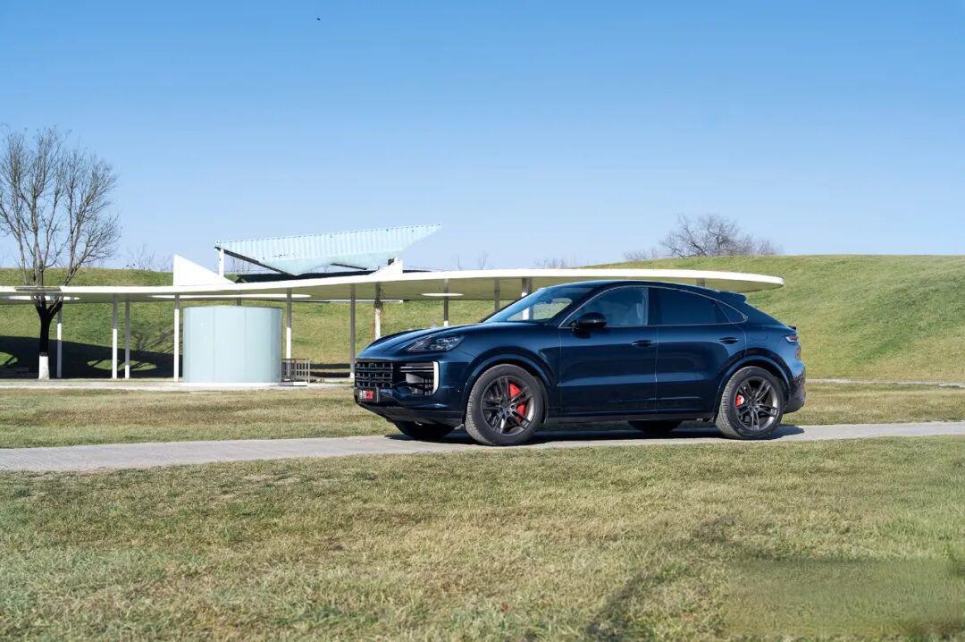 “隐藏”的竞速者——保时捷Cayenne Coupé Turbo E-Hybrid 4.0T | CAR REVIEWS