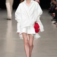 封神！可持续天花板！Stella McCartney 2026春夏压轴薰紫植物羽毛礼服，替代动物羽毛太绝了！美到窒息