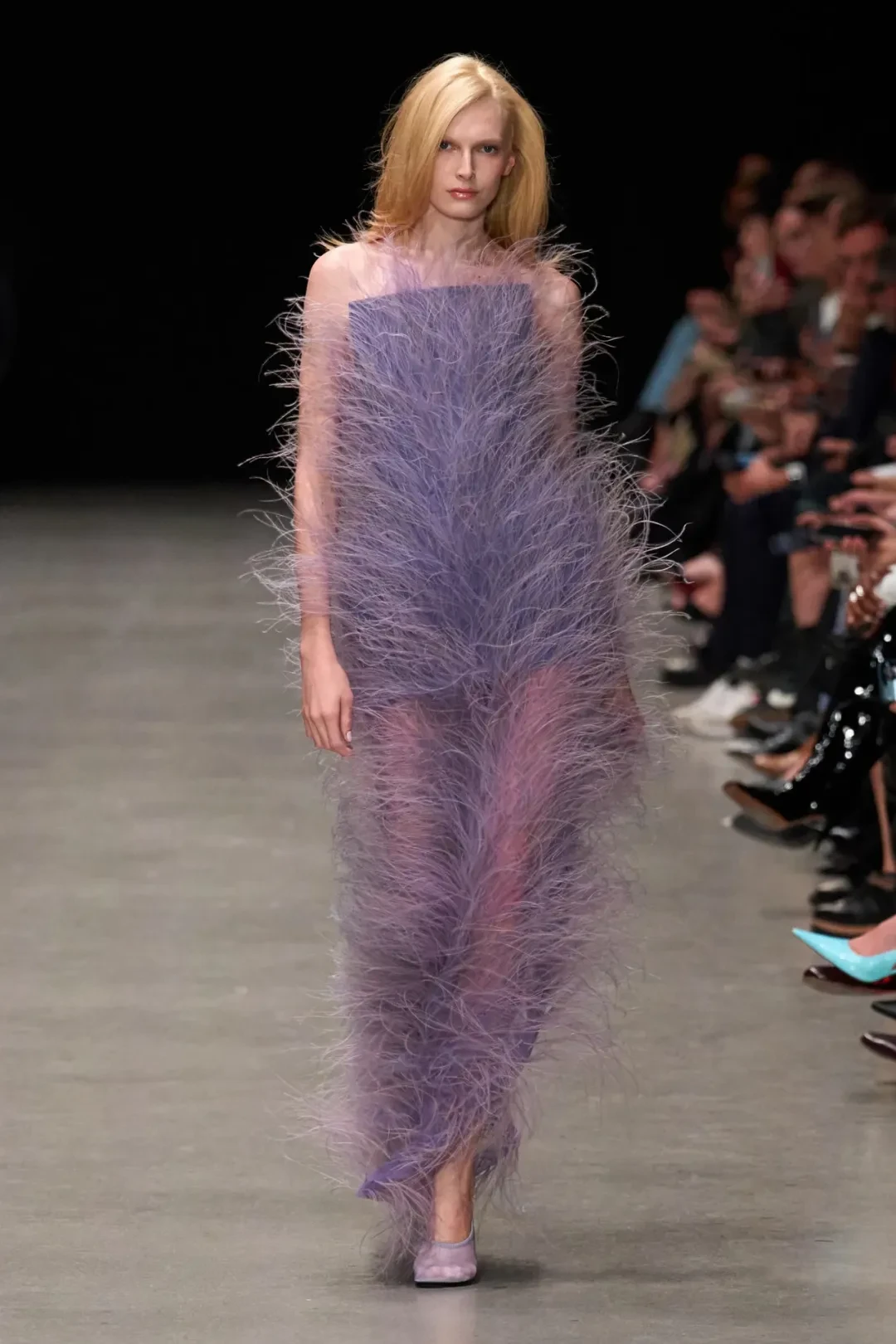封神！可持续天花板！Stella McCartney 2026春夏压轴薰紫植物羽毛礼服，替代动物羽毛太绝了！美到窒息
