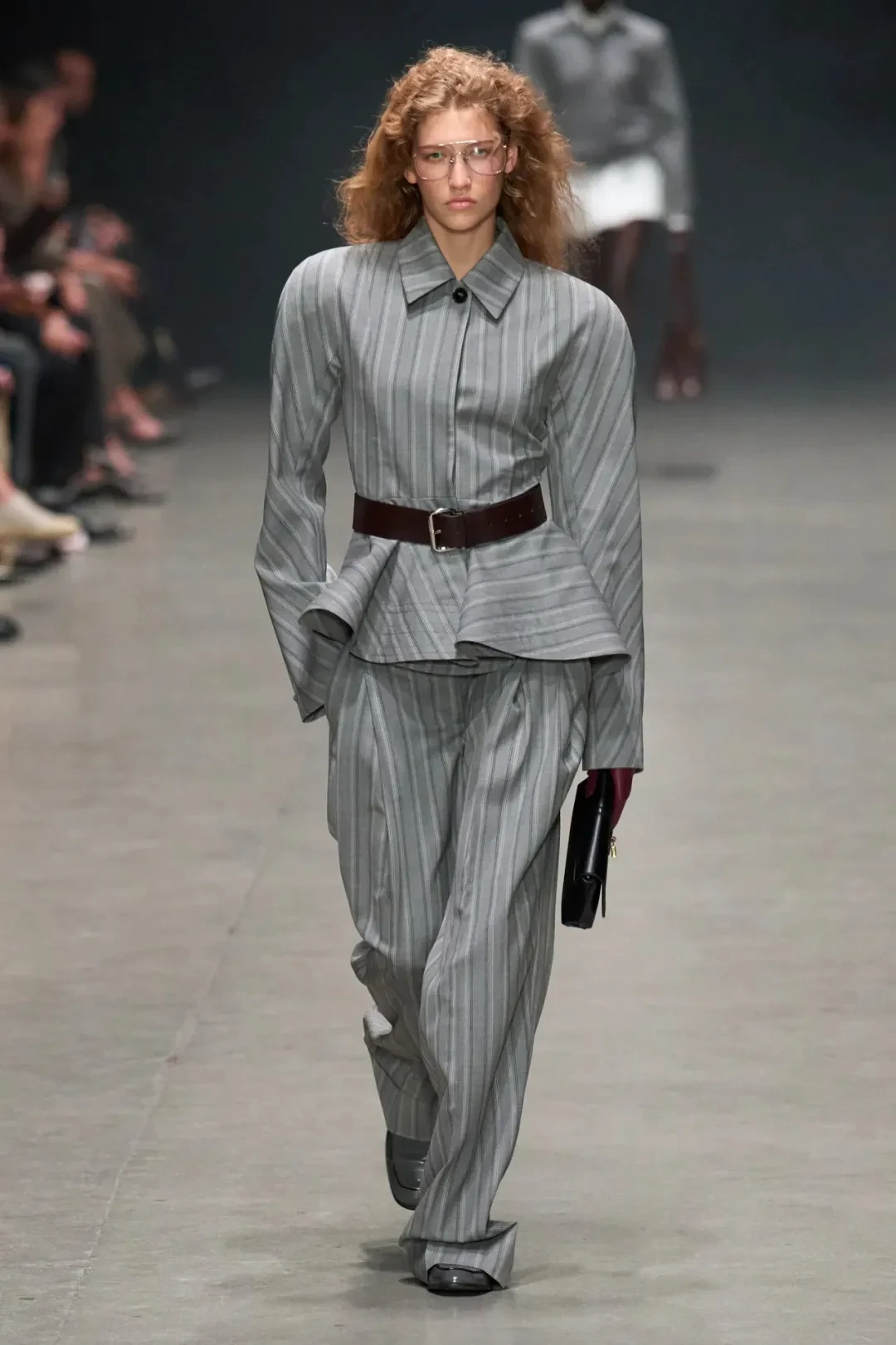 封神！可持续天花板！Stella McCartney 2026春夏压轴薰紫植物羽毛礼服，替代动物羽毛太绝了！美到窒息
