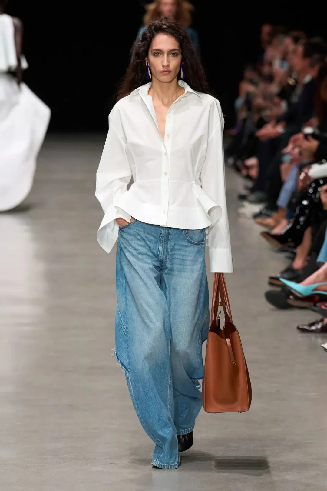 封神！可持续天花板！Stella McCartney 2026春夏压轴薰紫植物羽毛礼服，替代动物羽毛太绝了！美到窒息