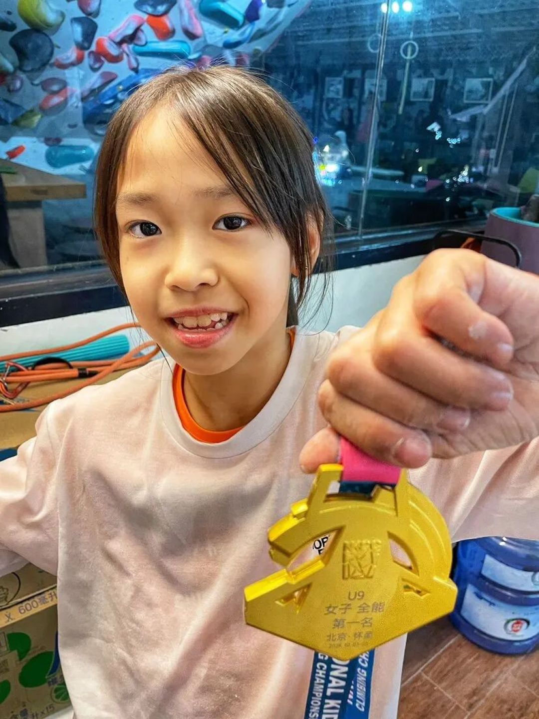 10岁香港女孩从桂林山水攀向世界