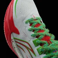 利刃6V2黑曜石 vs 同价位实战鞋？58位用户实测，突破型球员选谁更稳