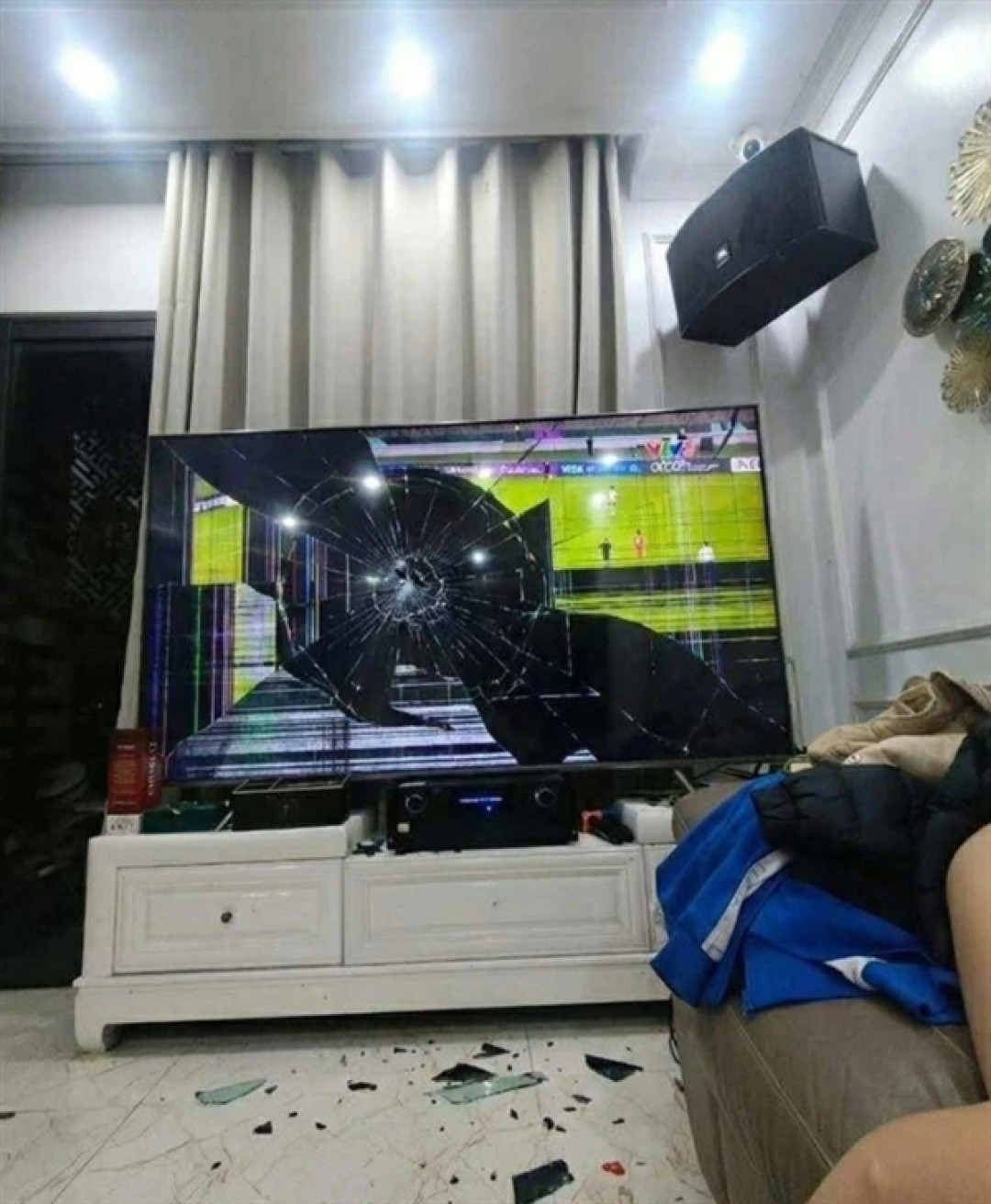 痛失106万巨奖!越南球员埋头跪地:0比3输中国队后 越南球迷怒砸电视机
