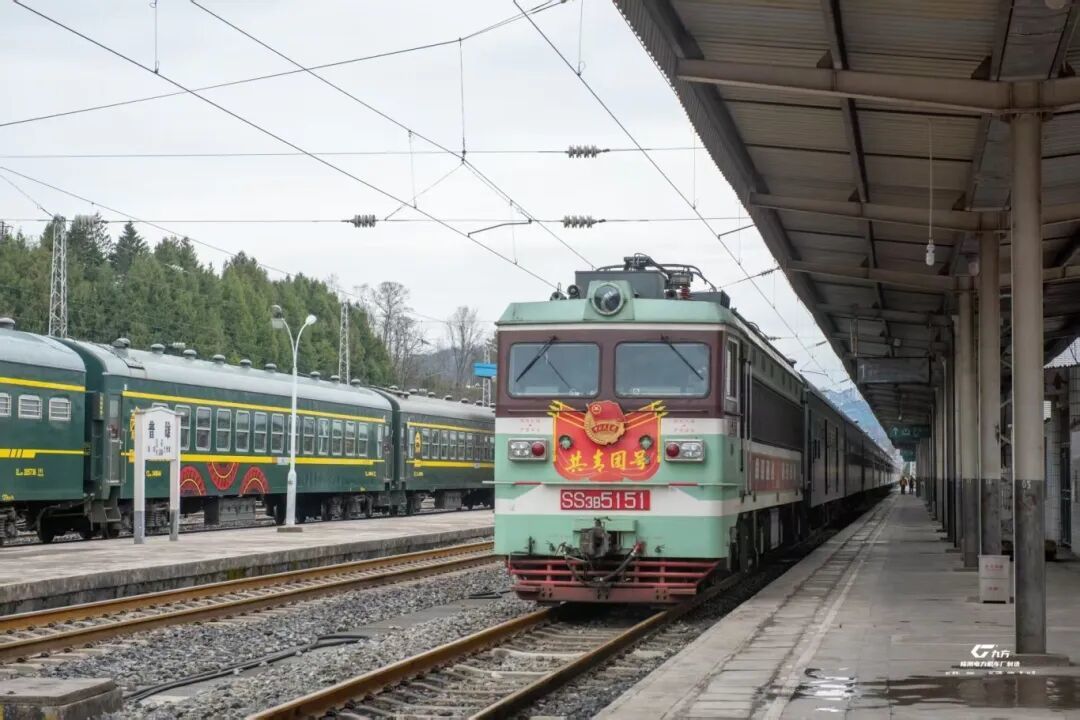 转发| 一周年献礼：中车长鸣SS3B-5151“共青团号”中车源火车迷俱乐部限定模型   开启预定