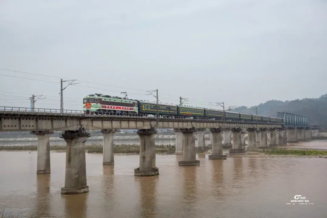 转发| 一周年献礼：中车长鸣SS3B-5151“共青团号”中车源火车迷俱乐部限定模型   开启预定