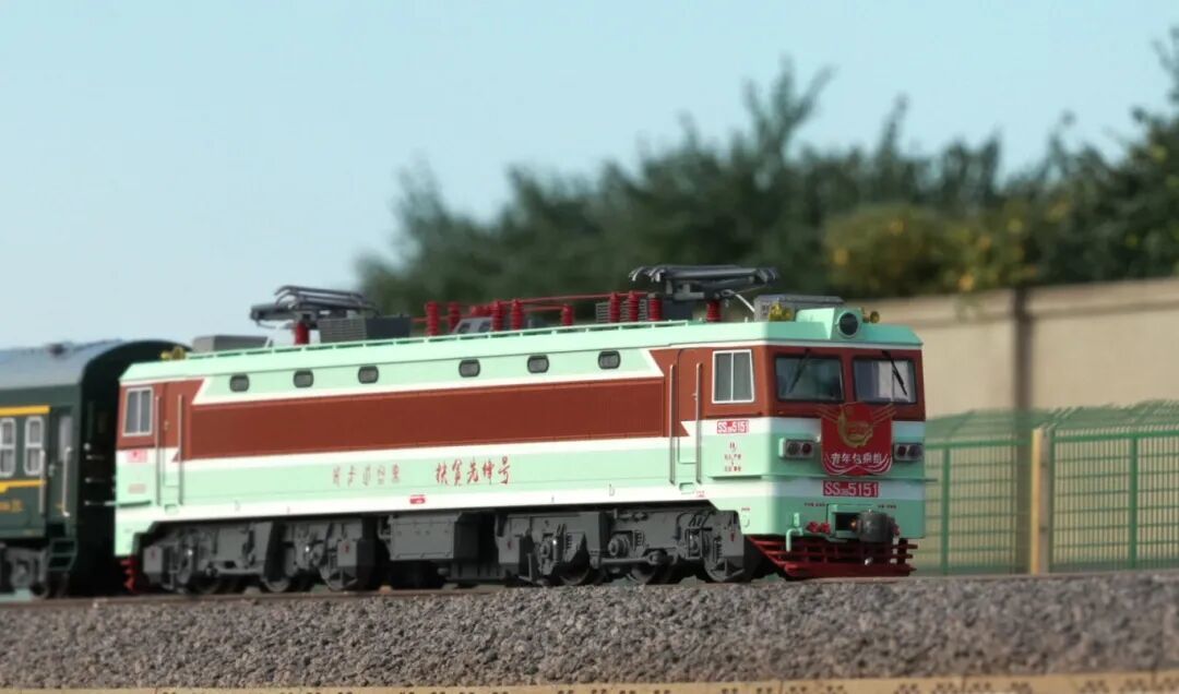 转发| 一周年献礼：中车长鸣SS3B-5151“共青团号”中车源火车迷俱乐部限定模型   开启预定