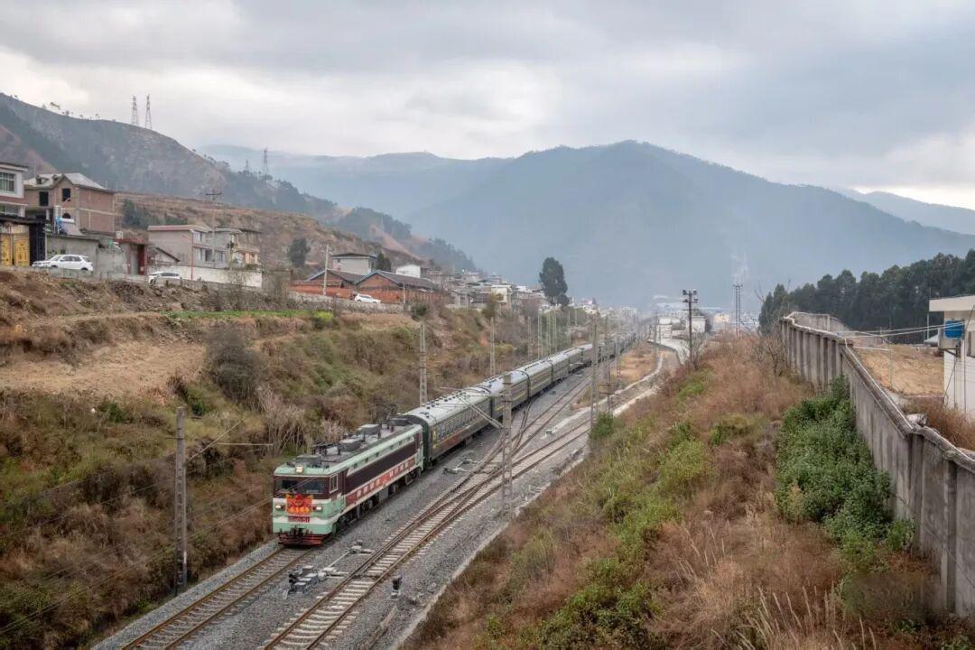 转发| 一周年献礼：中车长鸣SS3B-5151“共青团号”中车源火车迷俱乐部限定模型   开启预定
