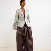 流行趋势——2025年夏季裤子流行趋势：优雅棕色裤子