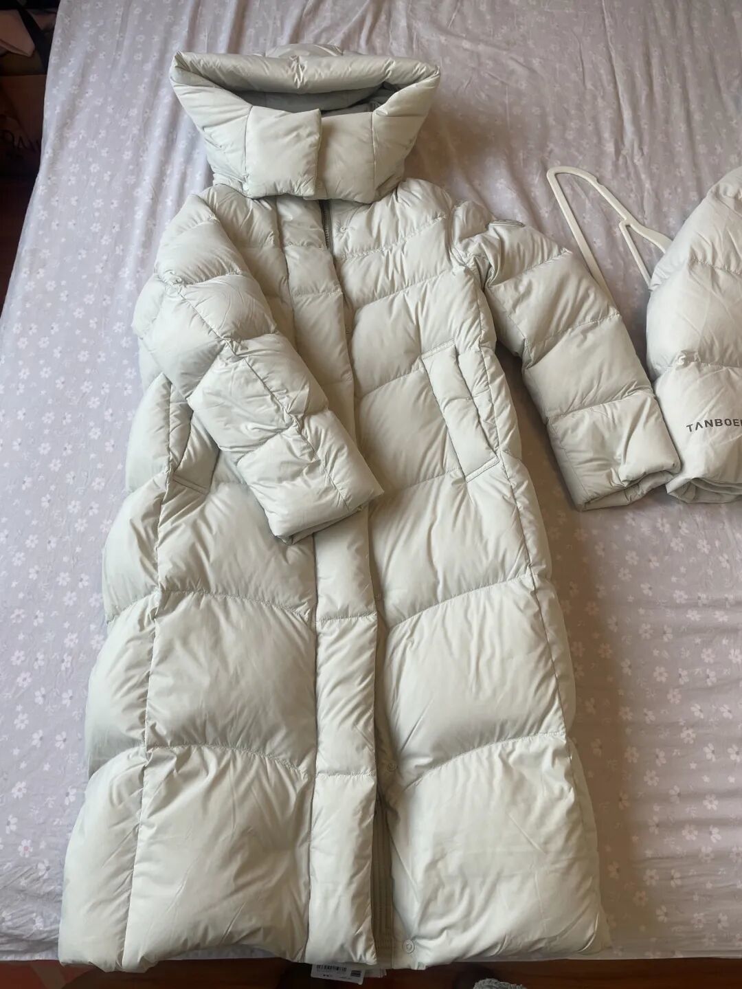 坦博尔三款米色系长款羽绒服,选哪个?