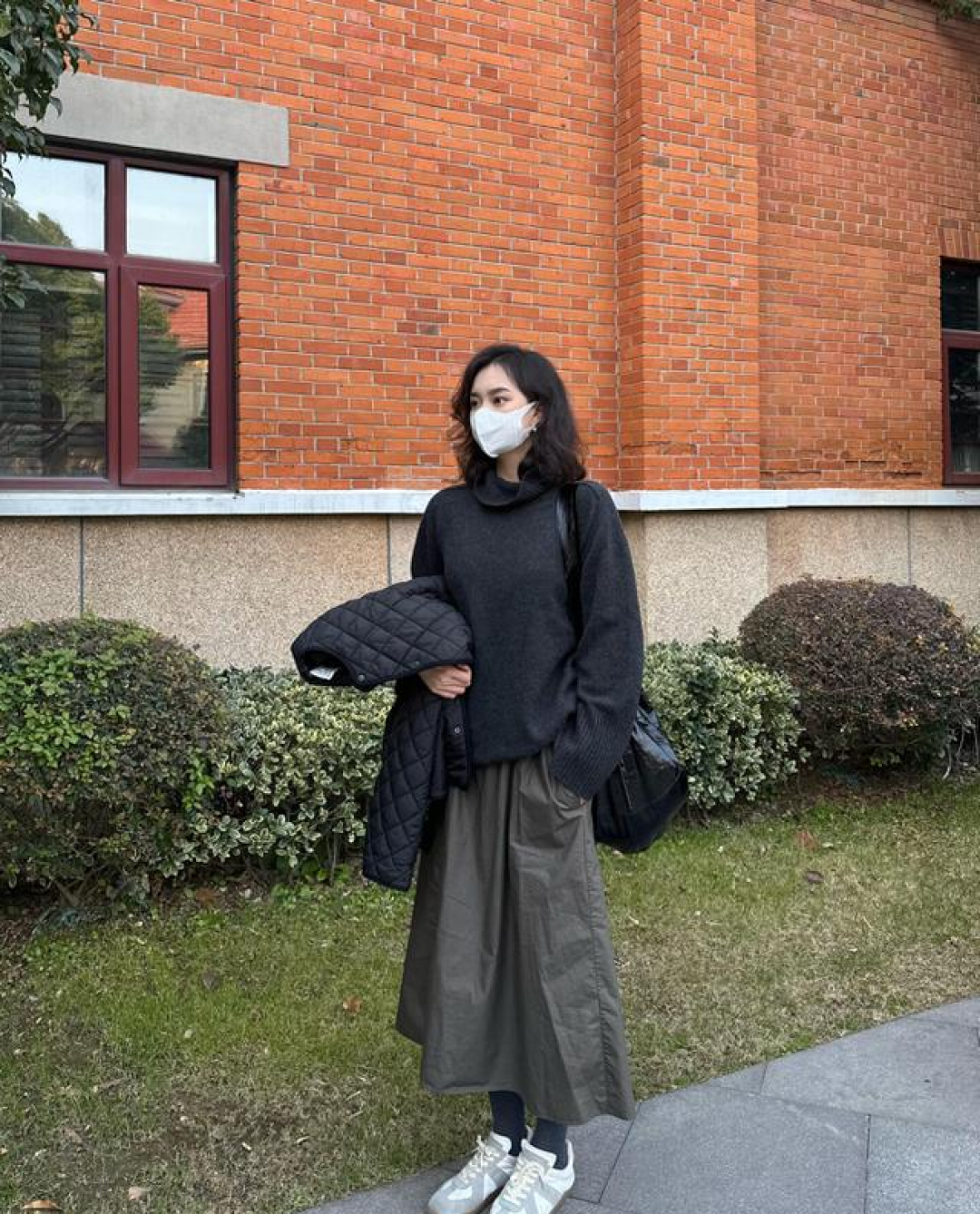 高跟鞋不香了!30岁+女人穿裙子都爱搭运动鞋,休闲时髦又洋气